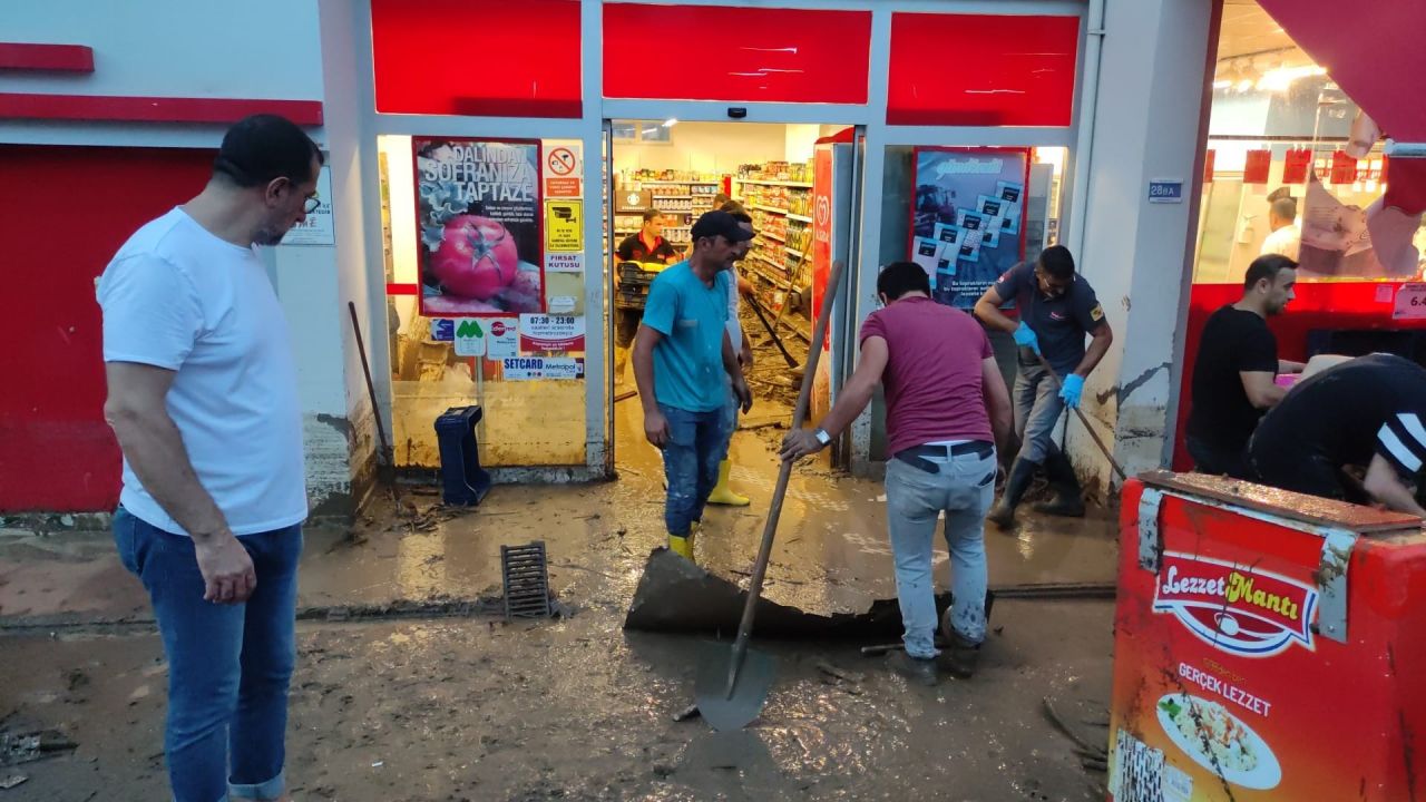 Mudanya'da kara ile deniz birleşti! Ortalık savaş alanına döndü 4