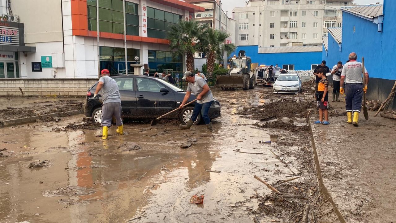 Mudanya'da kara ile deniz birleşti! Ortalık savaş alanına döndü 7