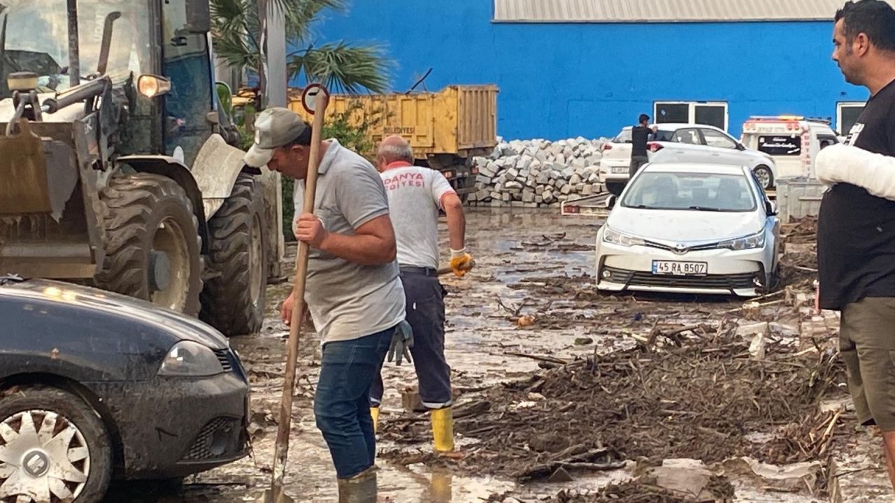 Mudanya'da kara ile deniz birleşti! Ortalık savaş alanına döndü 8