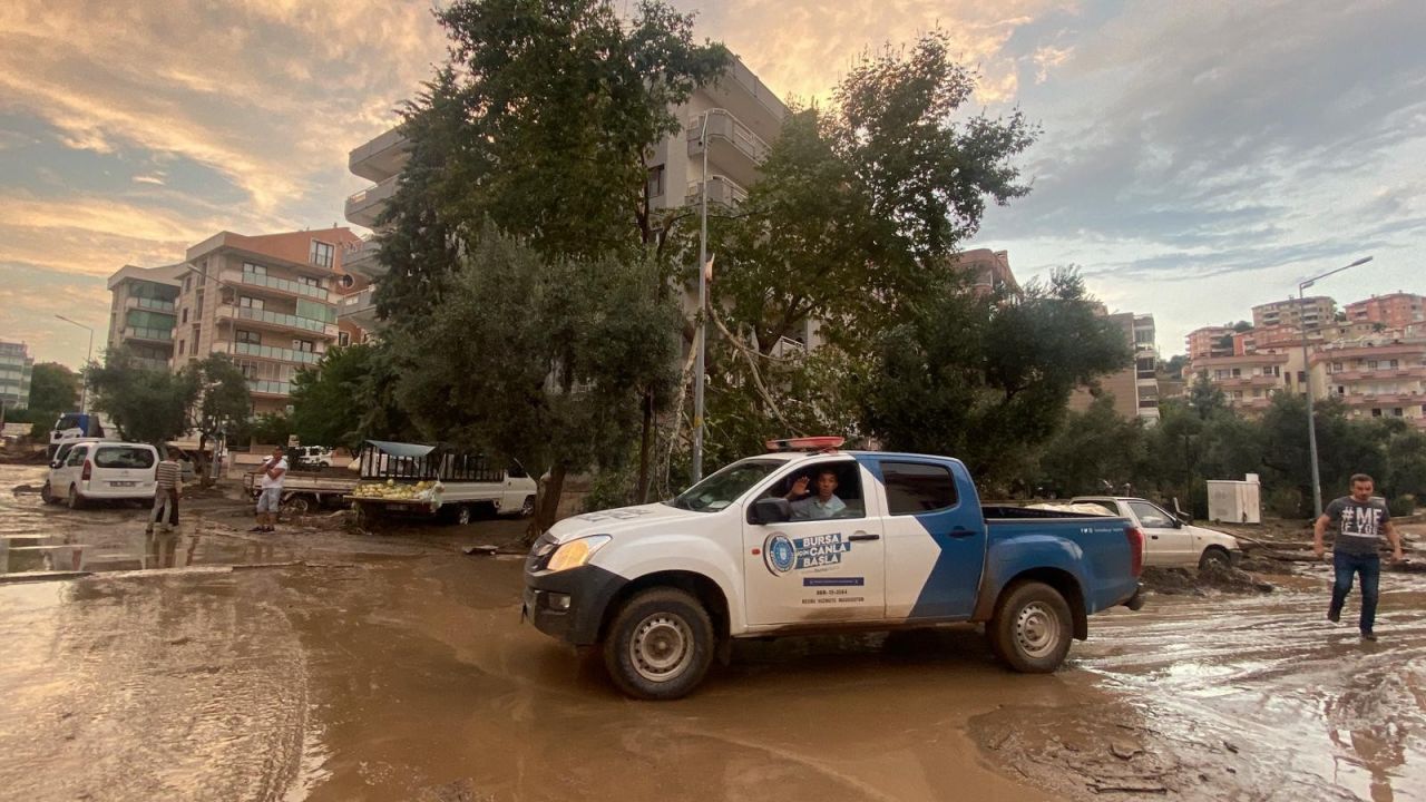 Mudanya'da kara ile deniz birleşti! Ortalık savaş alanına döndü 12
