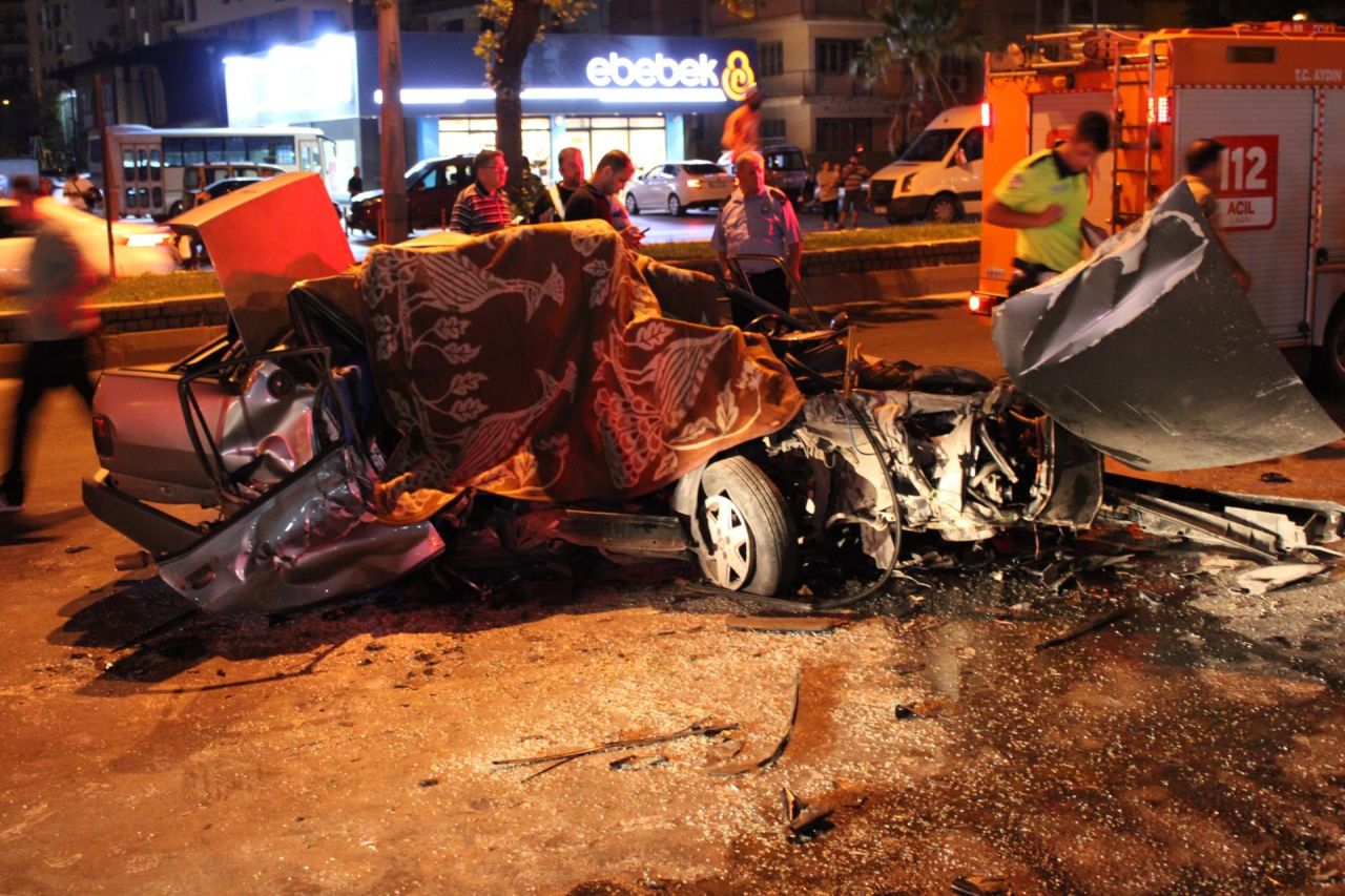 Aydın'da otomobil halk otobüsüne çarptı: 1 ölü, 3 yaralı 1