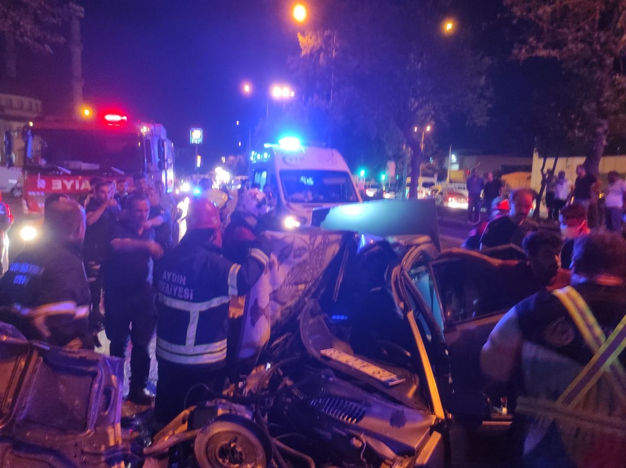 Aydın'da otomobil halk otobüsüne çarptı: 1 ölü, 3 yaralı 2