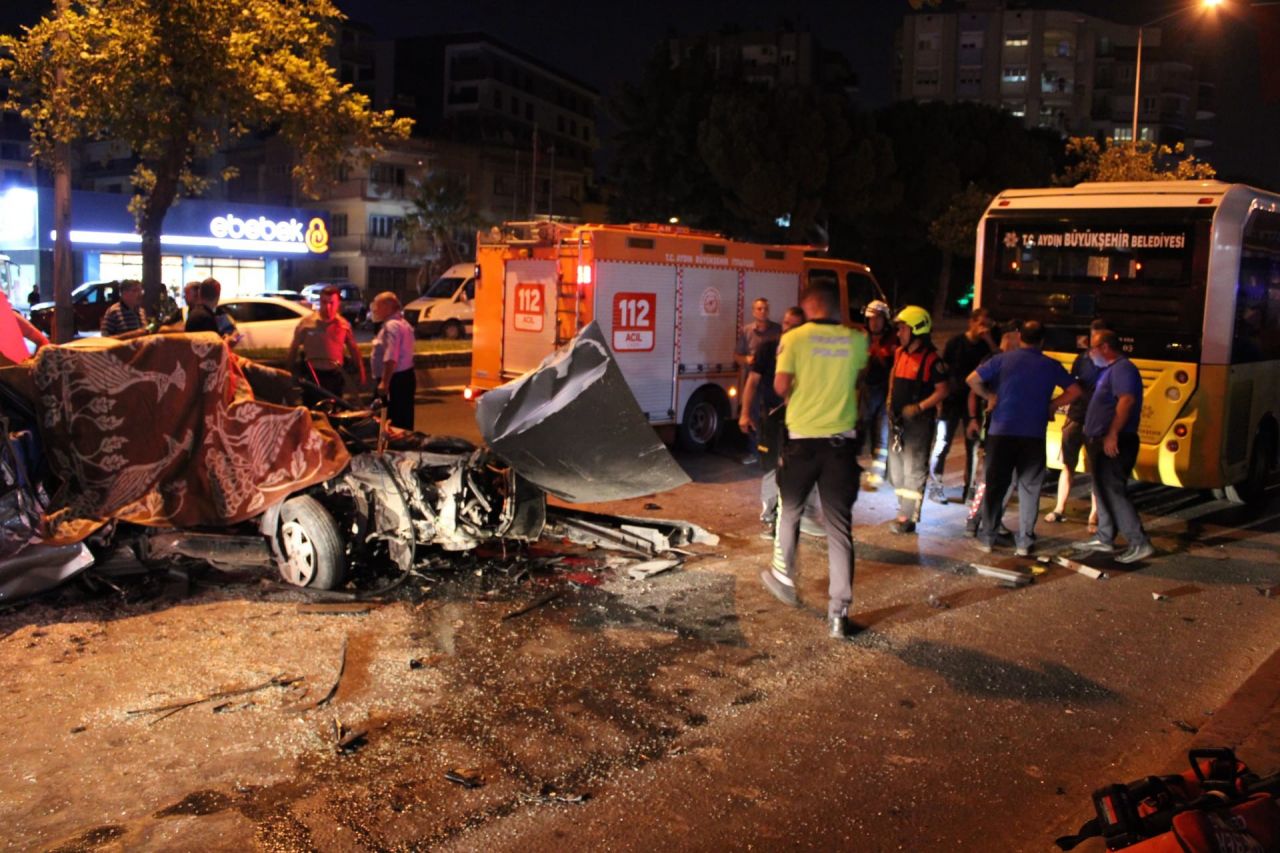 Aydın'da otomobil halk otobüsüne çarptı: 1 ölü, 3 yaralı 4