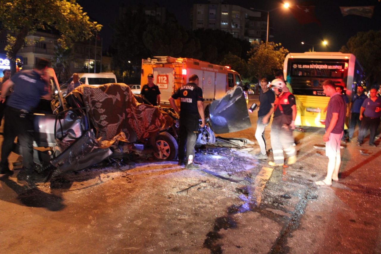 Aydın'da otomobil halk otobüsüne çarptı: 1 ölü, 3 yaralı 6
