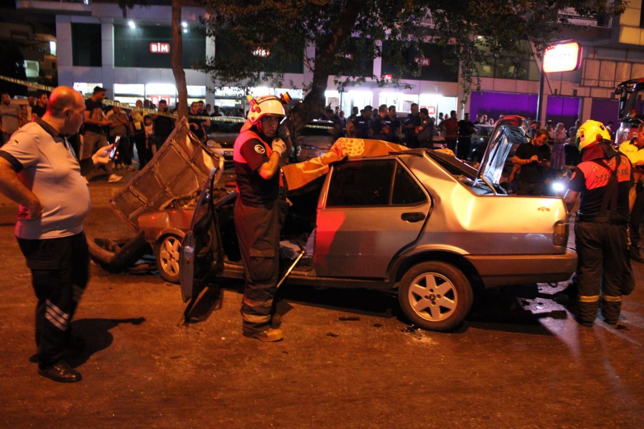 Aydın'da otomobil halk otobüsüne çarptı: 1 ölü, 3 yaralı 7