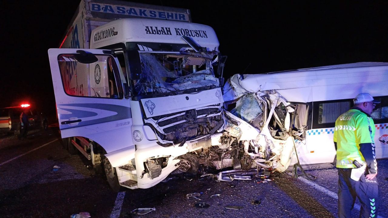Minibüs ile kamyon çarpıştı: Sivas'taki feci kazada bilanço ağırlaşıyor! Ölü sayısı 8 oldu... 1