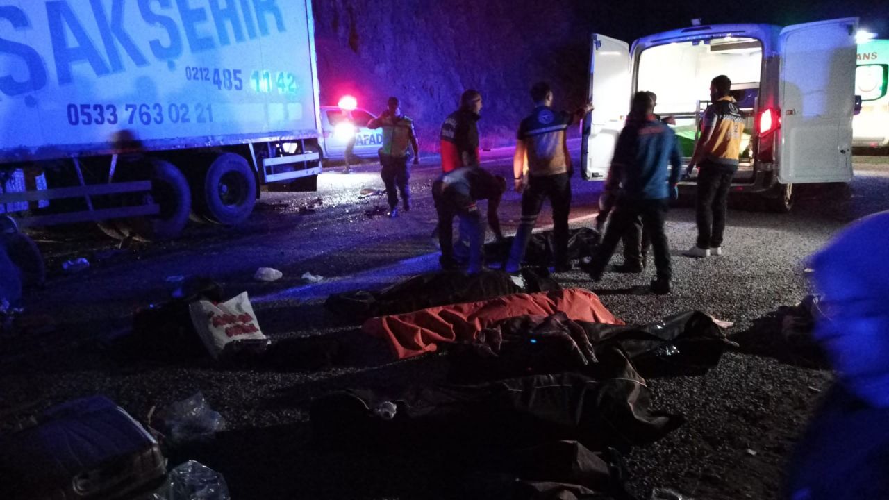 Minibüs ile kamyon çarpıştı: Sivas'taki feci kazada bilanço ağırlaşıyor! Ölü sayısı 8 oldu... 3