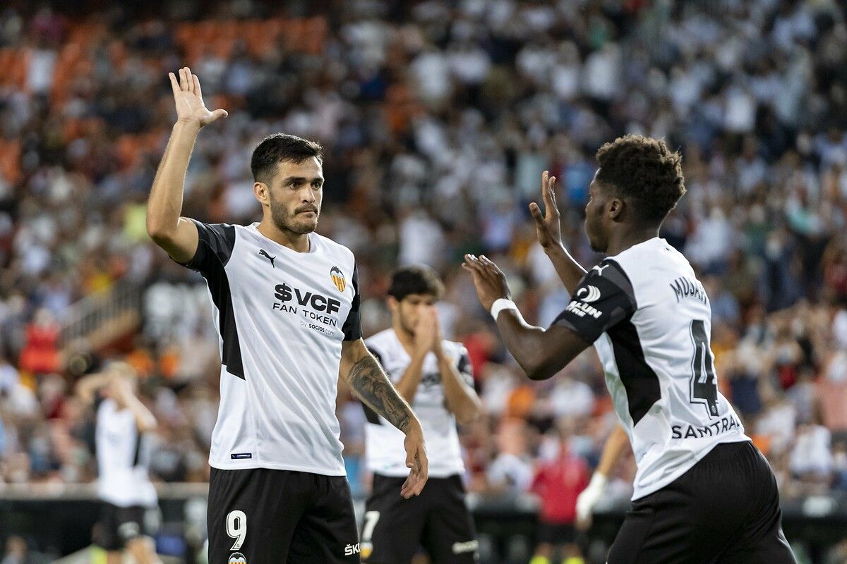 Fenerbahçe'nin görüştüğü forvet Maxi Gomez'i Trabzonspor kadrosuna kattı 2