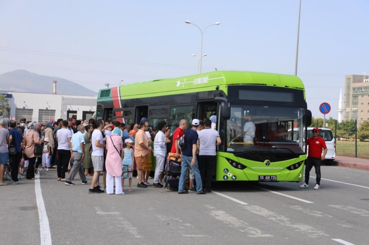 Samsun’da yollara çıkan elektrikli otobüsler vatandaşlar tarafından büyük ilgi gördü 1