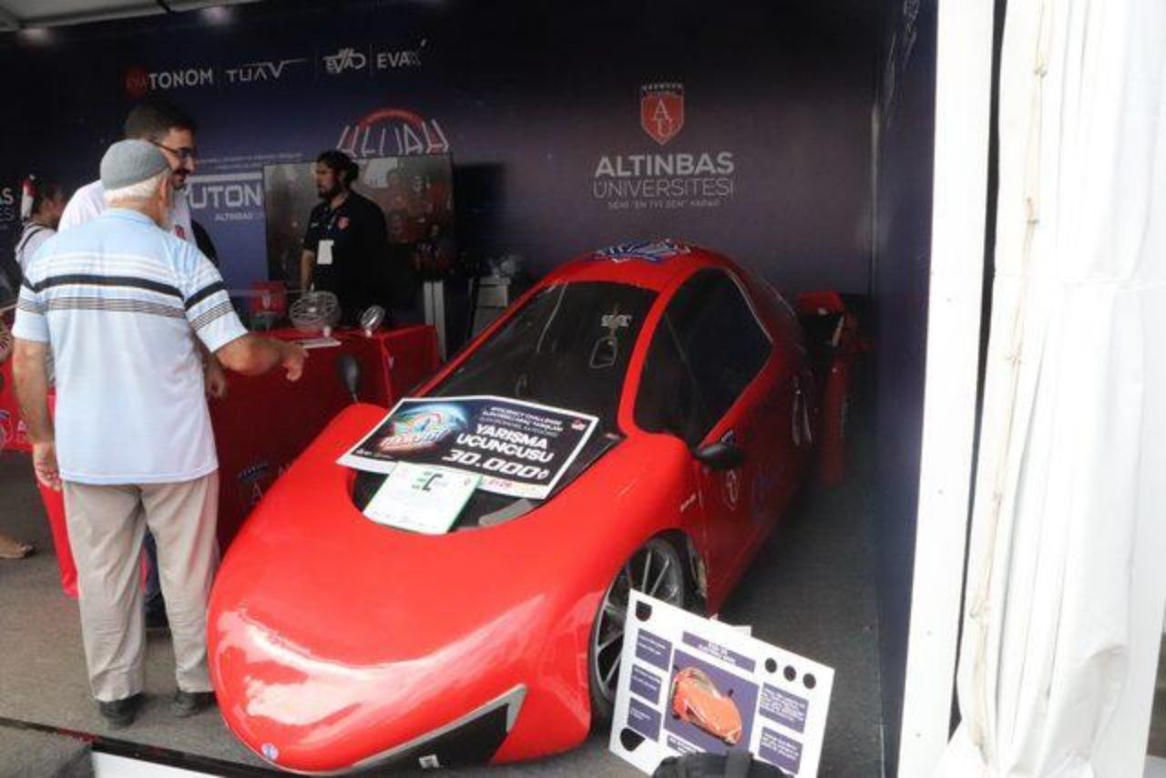 Teknofest'te 5 TL ile 200 kilometre yol yapan öğrencilerin geliştirdiği elektrikli otomobil tanıtıldı 3
