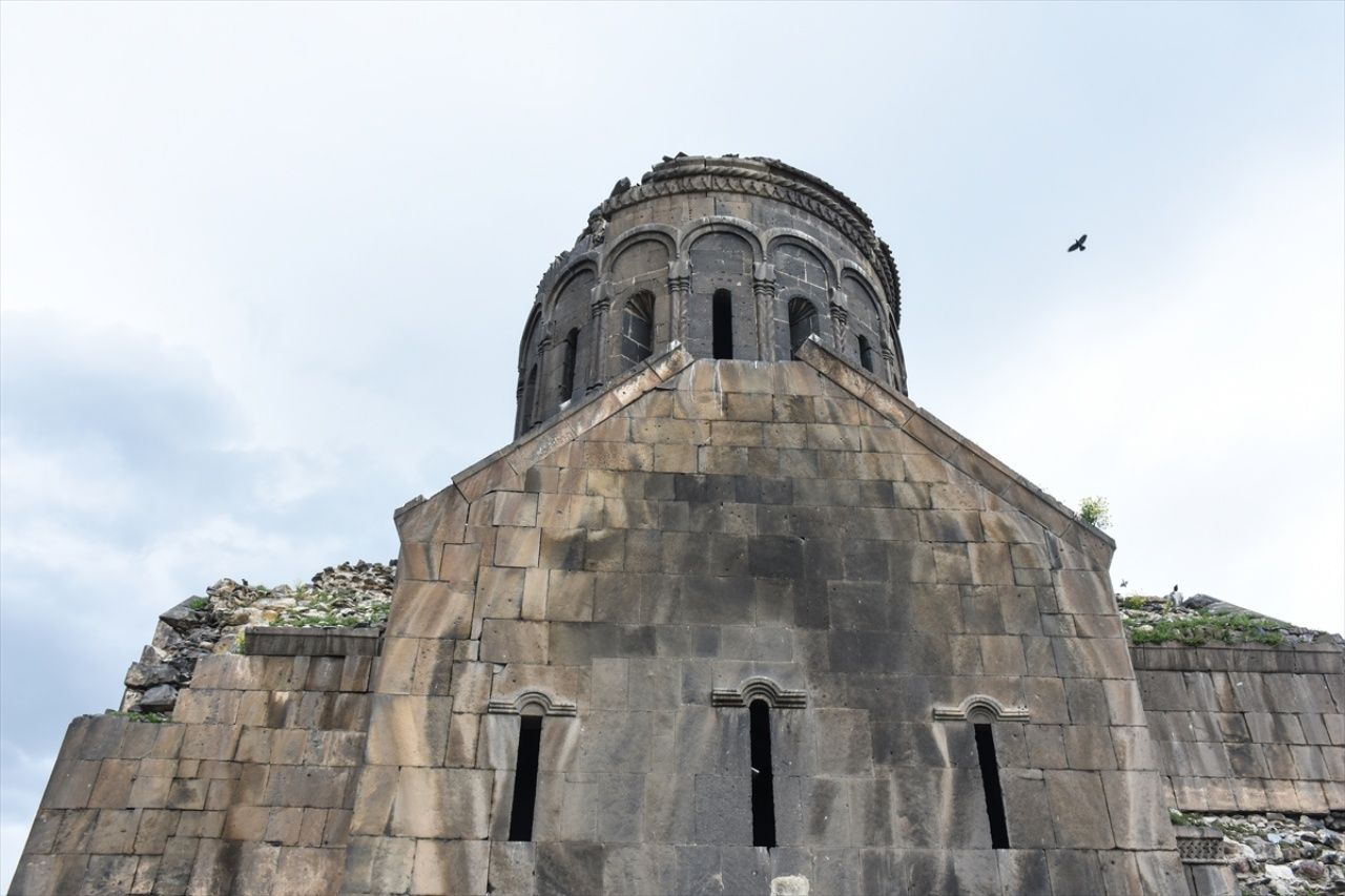 Kars’ta köy ortasında bulunan Çengilli Kilise'si ihtişamlı yapısıyla tarihe ışık tutuyor 1