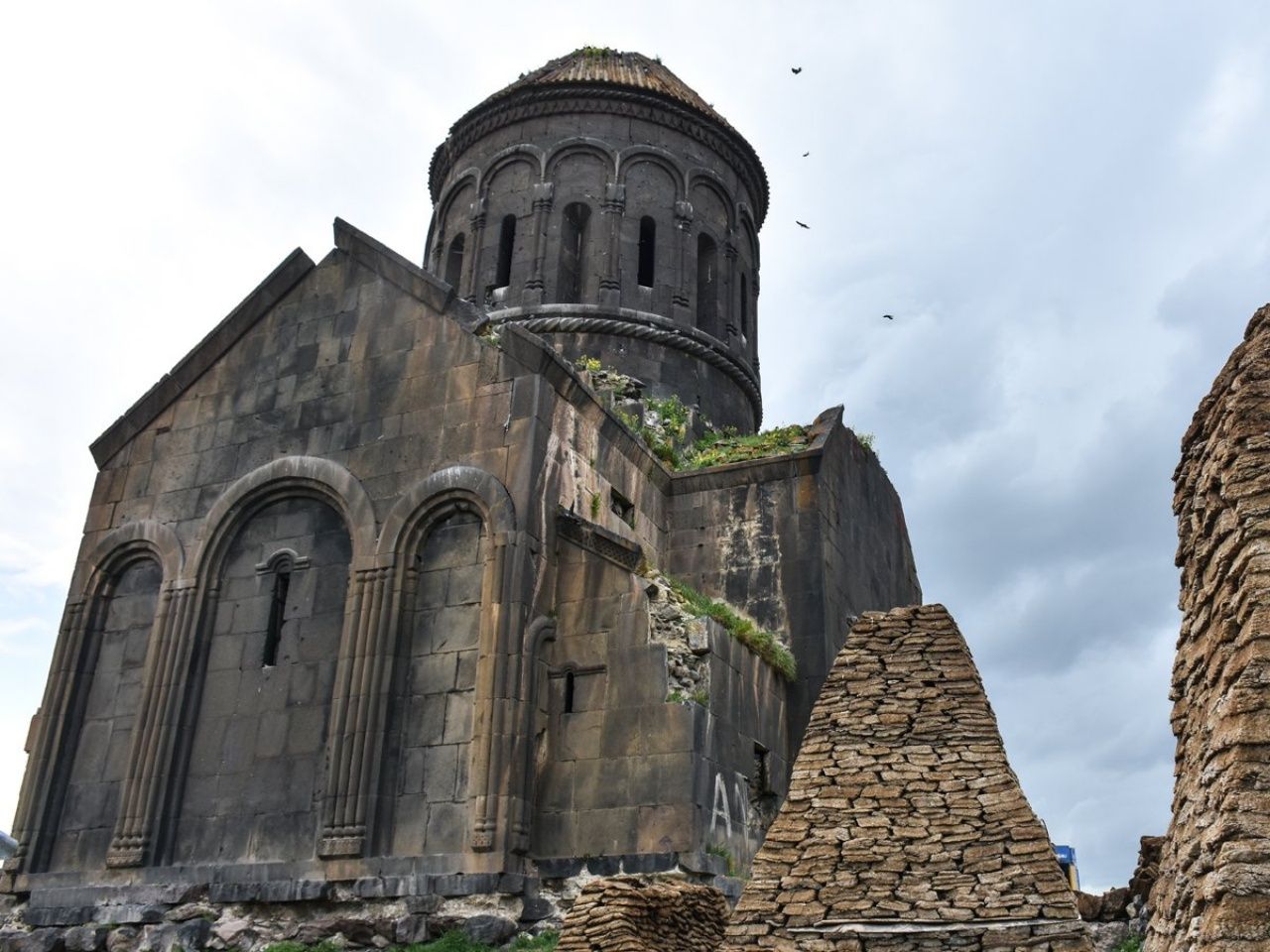 Kars’ta köy ortasında bulunan Çengilli Kilise'si ihtişamlı yapısıyla tarihe ışık tutuyor 6