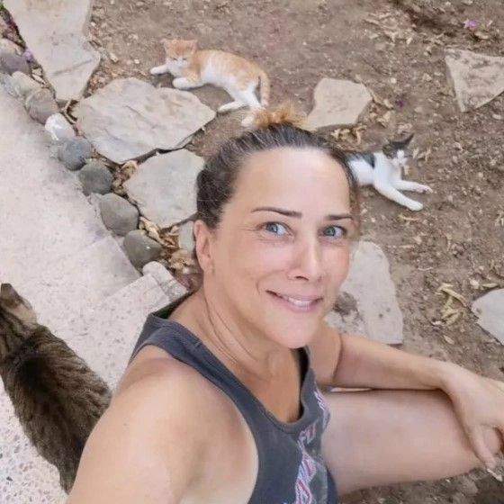 Janset Yıllar Sonra Ortaya Çıktı! Ayrılsak da Beraberiz Dizisinin Yıldızı Janset'i Kimse Tanıyamadı 5