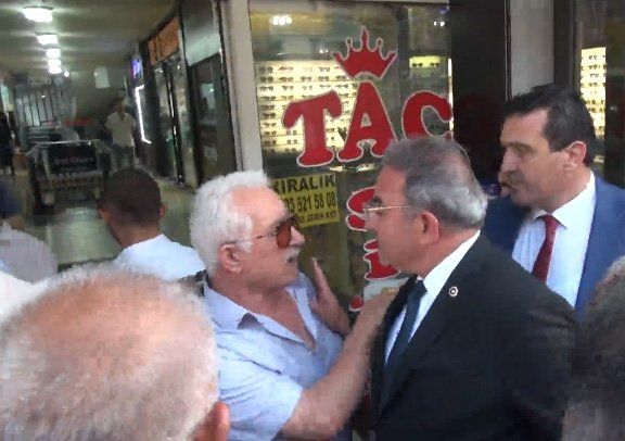 CHP heyetine tepki göstererek gündem olan vatandaş sitem etti: "Bir oy için PKK terör örgütü ile kol kola geziyorlar" 4