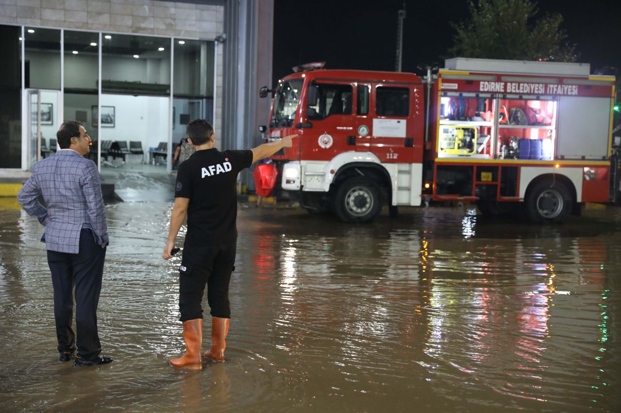 Kapıkule Gümrük Sahası'nı su bastı, yurt dışına çıkışlar durdu! 1