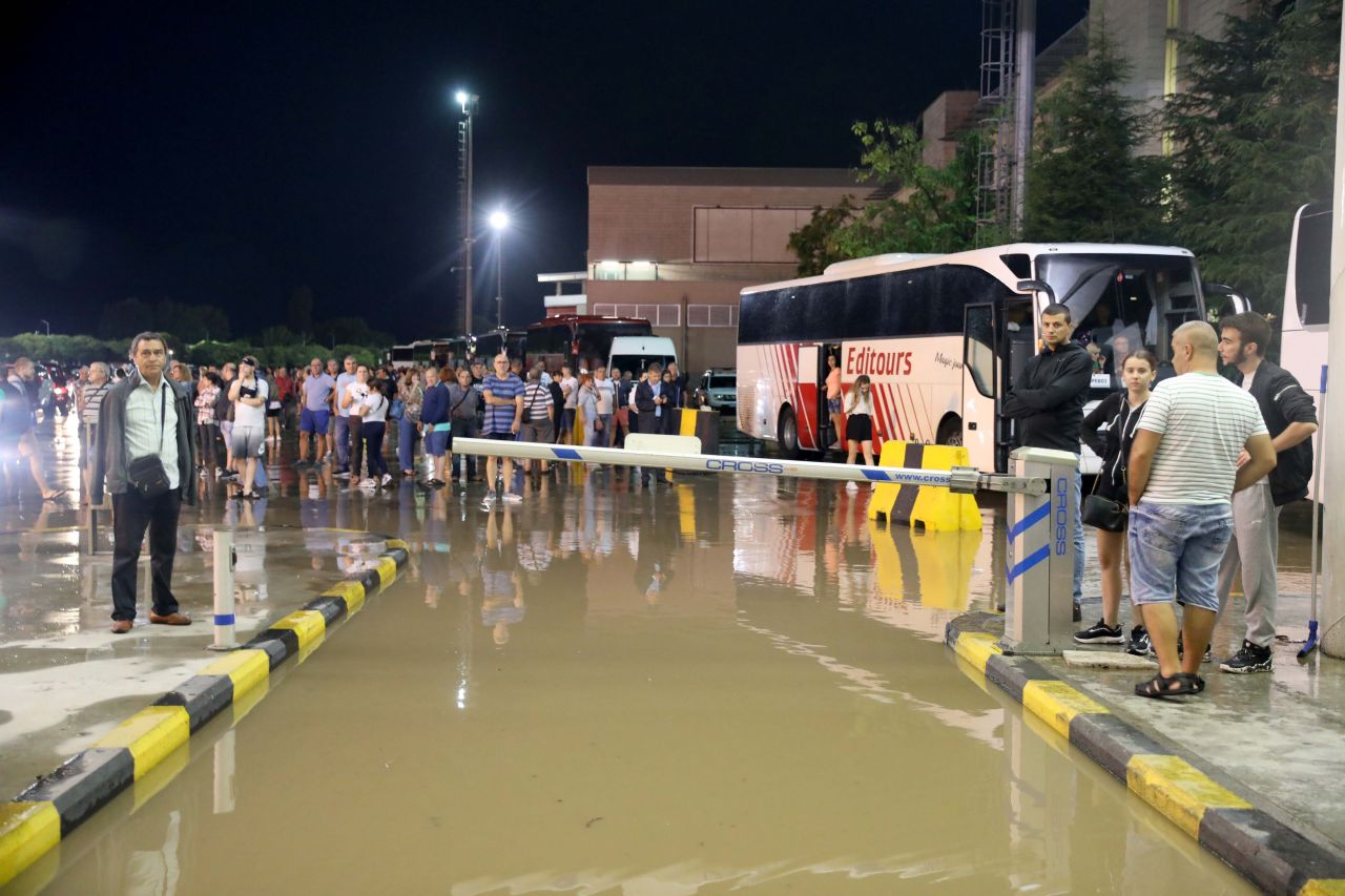 Kapıkule Gümrük Sahası'nı su bastı, yurt dışına çıkışlar durdu! 4