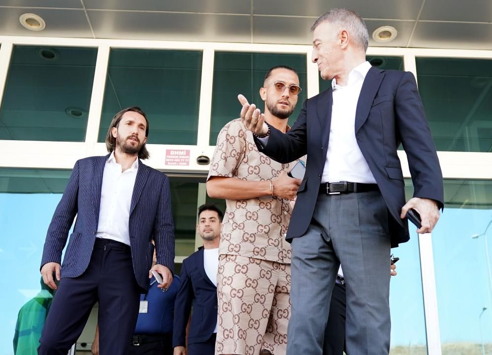 Dönüşü olay oldu! Trabzonsporlu Yusuf Yazıcı'ya "Çıkar elini cebinden" tepkisi 2