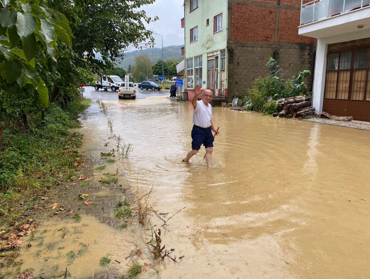 Bartın'da sağanak yağış sele dönüştü, ev ve iş yerlerini su bastı 1