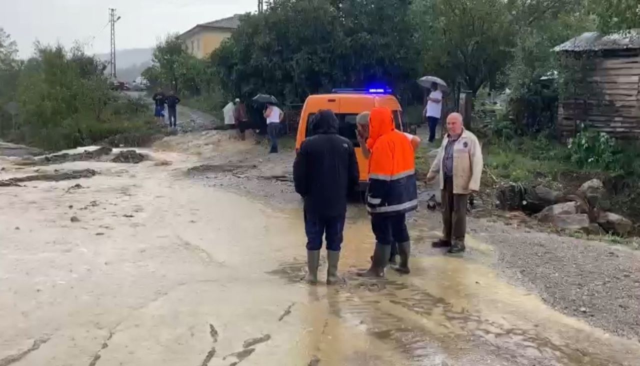 Bartın'da sağanak yağış sele dönüştü, ev ve iş yerlerini su bastı 2