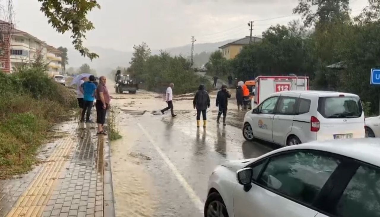 Bartın'da sağanak yağış sele dönüştü, ev ve iş yerlerini su bastı 4