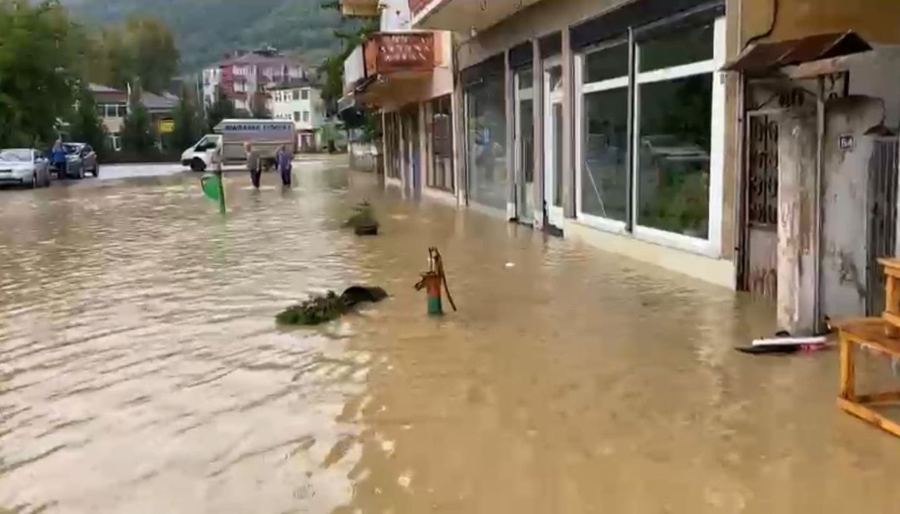 Bartın'da sağanak yağış sele dönüştü, ev ve iş yerlerini su bastı 8