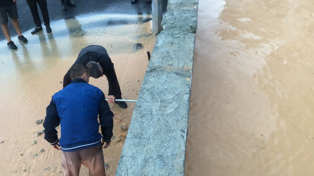 Kastamonu’da fırtına! Çatı, araçların üzerine uçtu, 3 kişi yaralandı 1
