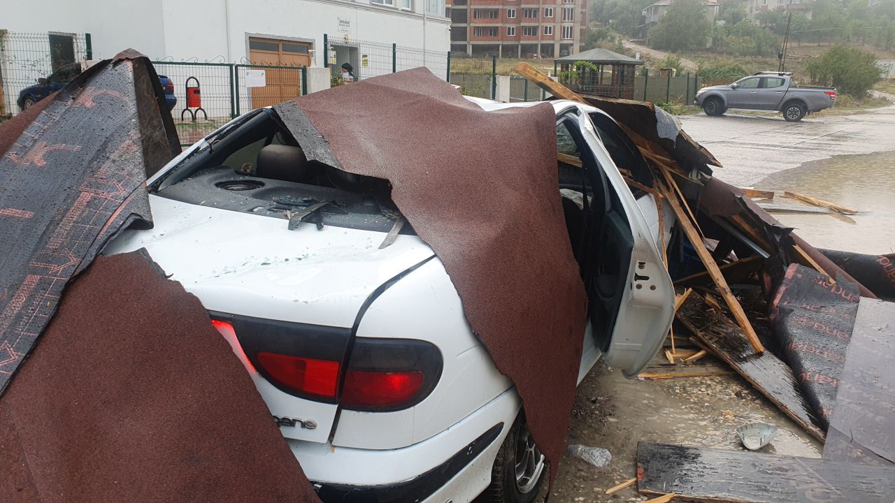 Kastamonu’da fırtına! Çatı, araçların üzerine uçtu, 3 kişi yaralandı 2