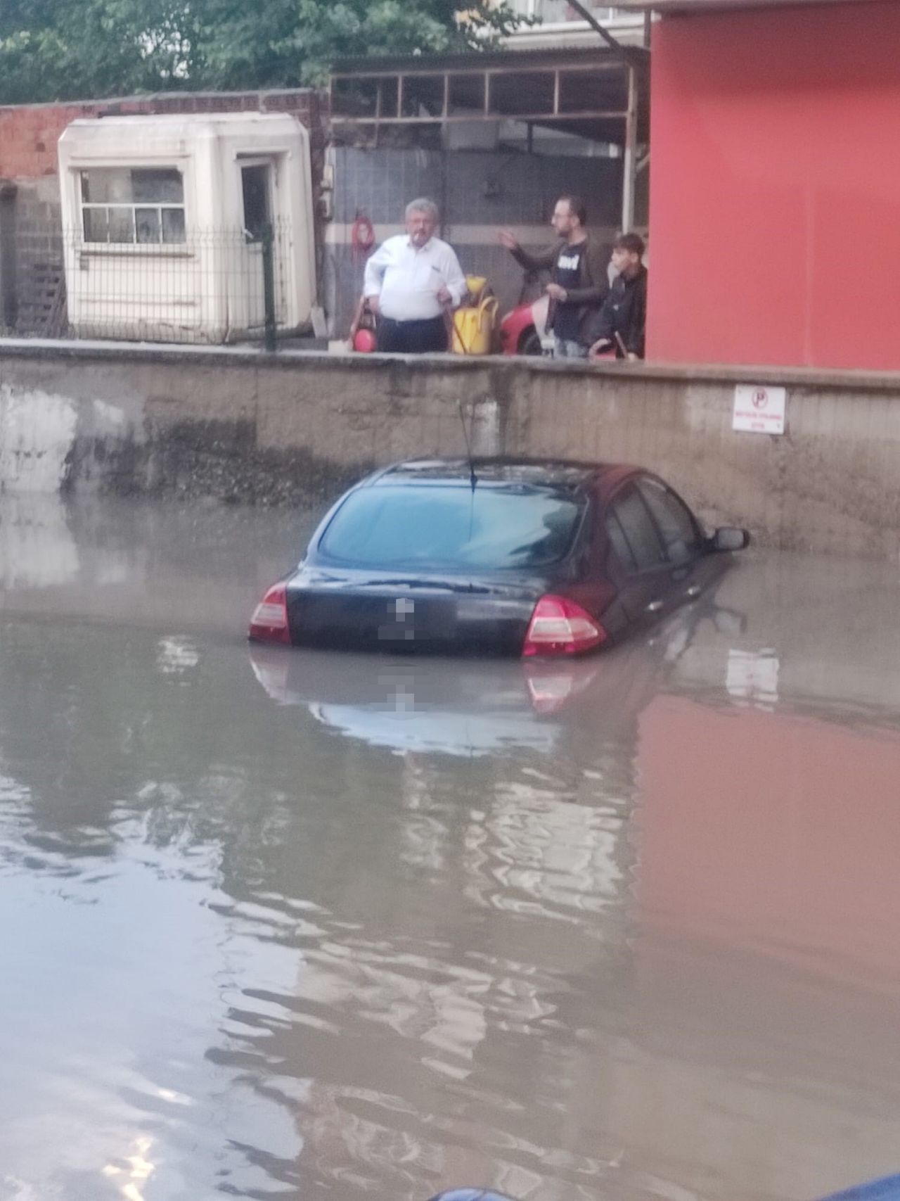 Kastamonu’da fırtına! Çatı, araçların üzerine uçtu, 3 kişi yaralandı 3