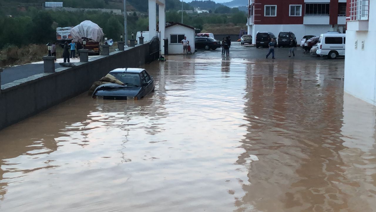 Kastamonu’da fırtına! Çatı, araçların üzerine uçtu, 3 kişi yaralandı 4