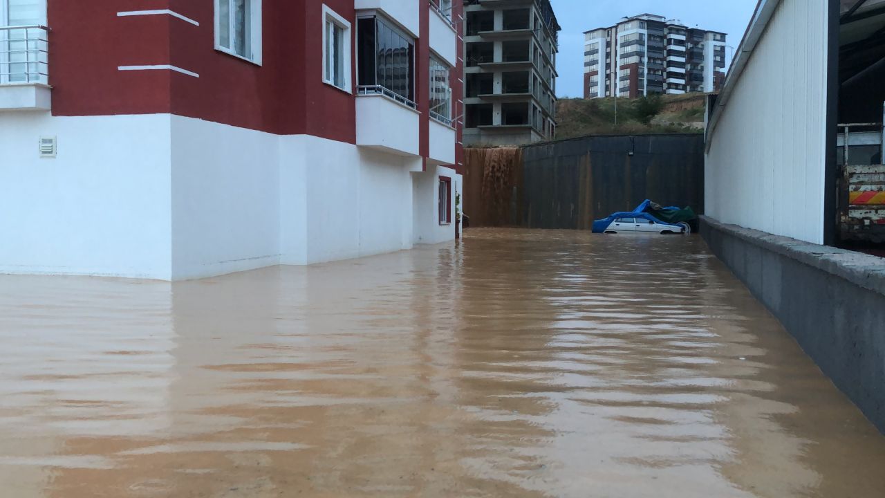 Kastamonu’da fırtına! Çatı, araçların üzerine uçtu, 3 kişi yaralandı 7