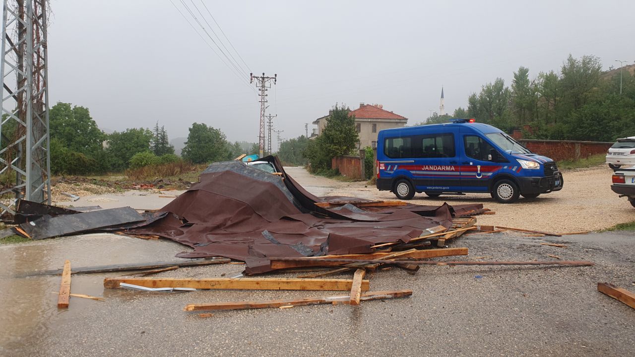 Kastamonu’da fırtına! Çatı, araçların üzerine uçtu, 3 kişi yaralandı 8