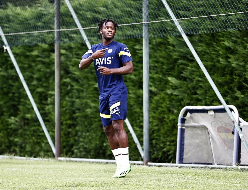 Fenerbahçe'nin yeni transferi Michy Batshuayi sahaya indi! İşte o anlar... 2