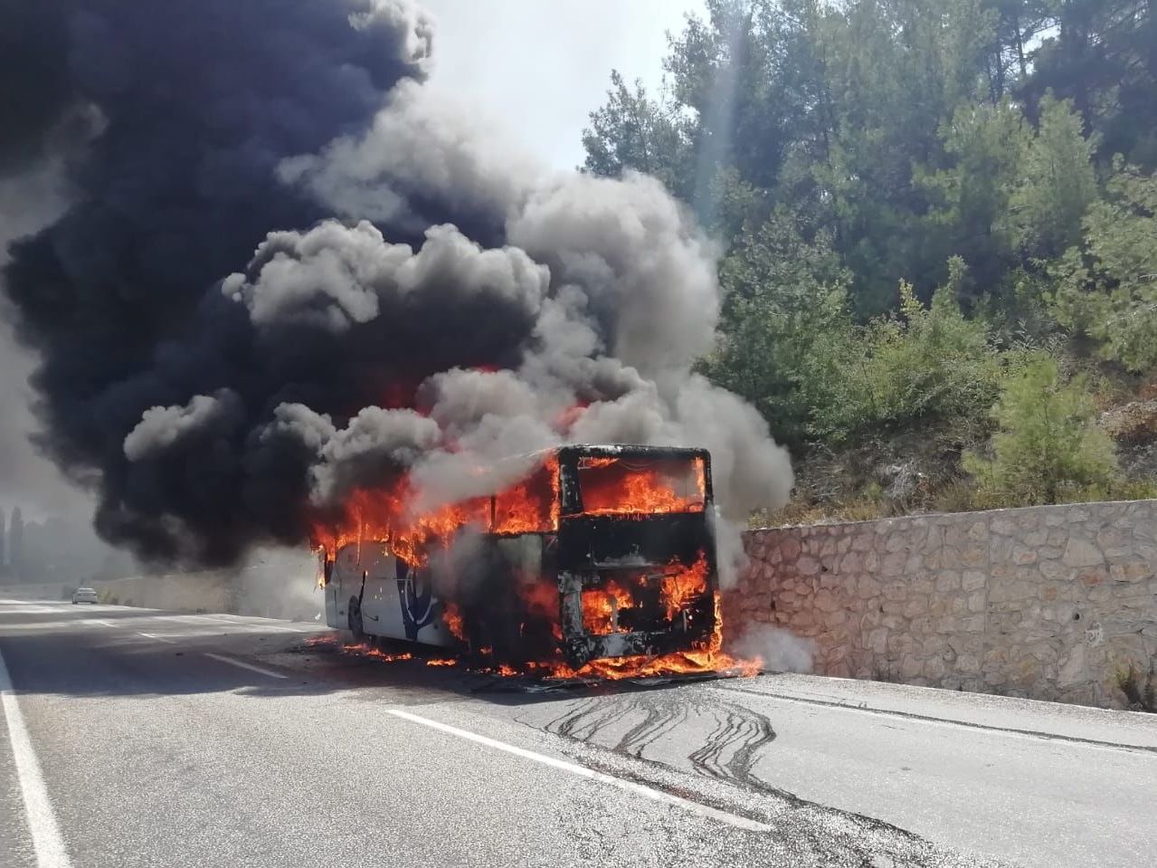 Yolcu otobüsü seyir halindeyken alev aldı, yolcular son anda kurtuldu 1