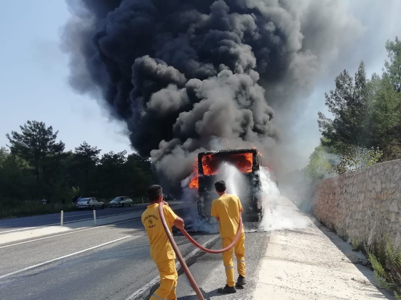 Yolcu otobüsü seyir halindeyken alev aldı, yolcular son anda kurtuldu 2