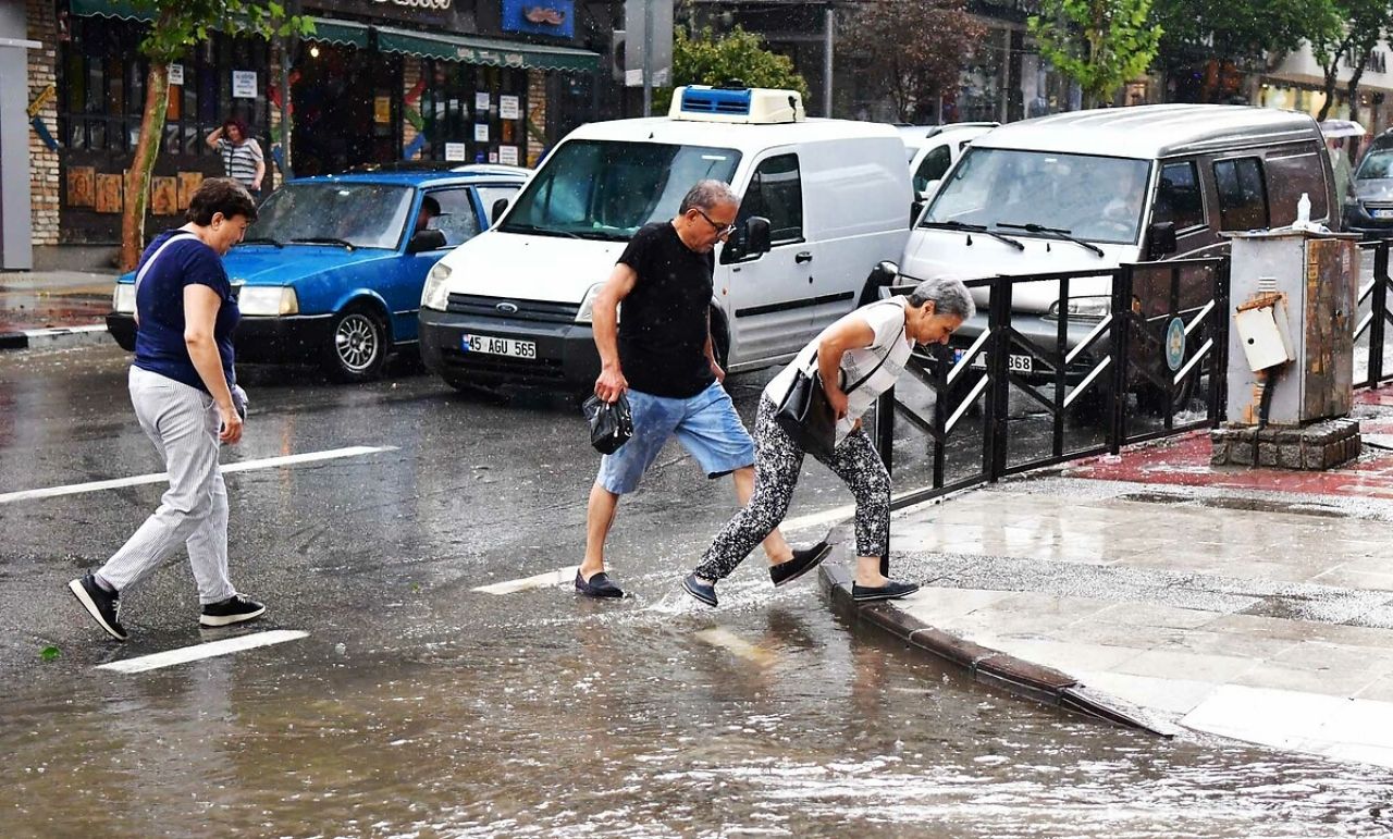 Meteoroloji'den 8 ile sarı ve turuncu kodlu uyarı: Sonbahar tam anlamıyla geldi... Gün boyu sağanak etkili olacak... 2