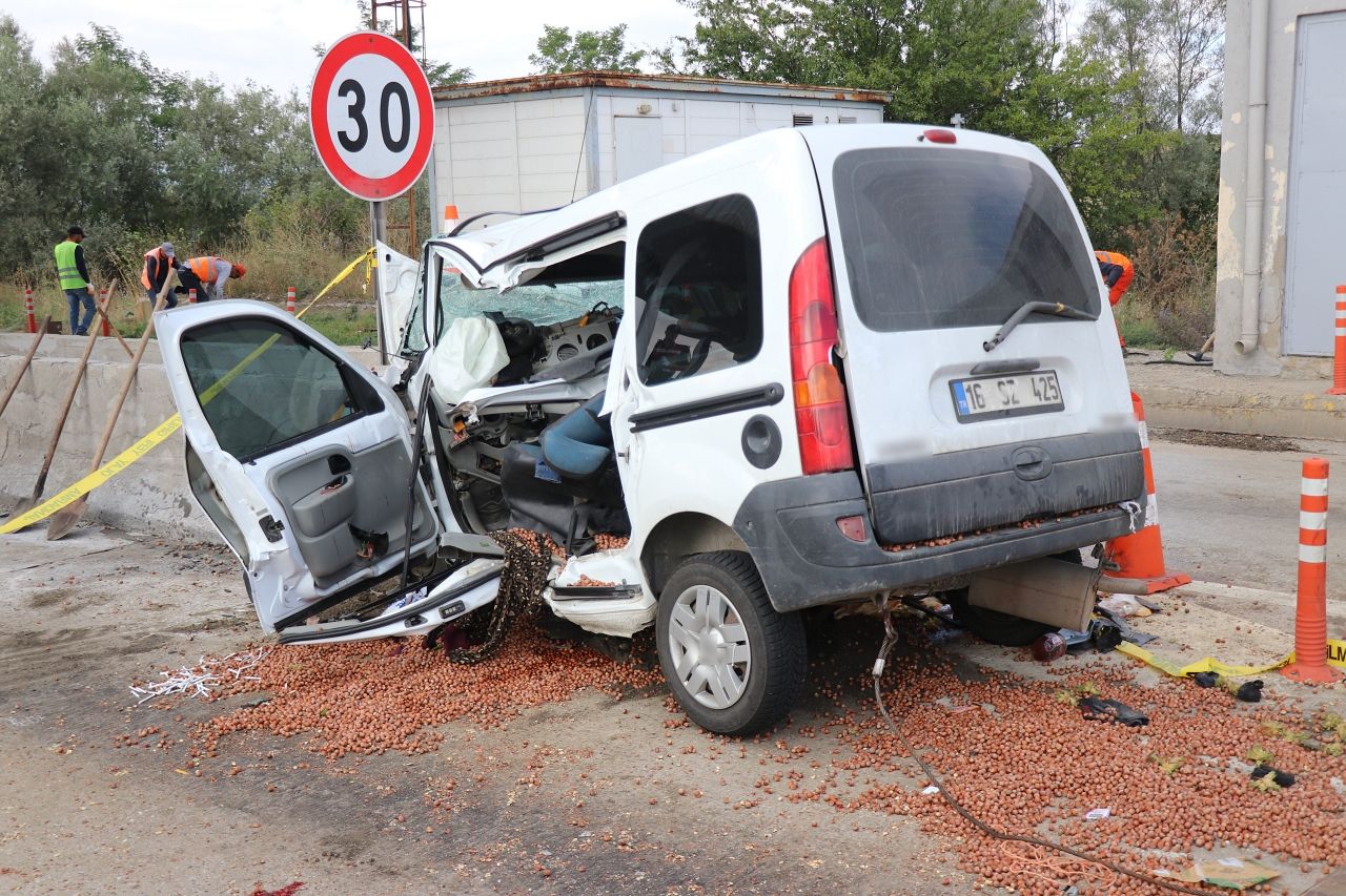 Bolu'da feci kaza: Araç bariyerlere ok gibi saplandı! Ölü ve yaralılar var... 1