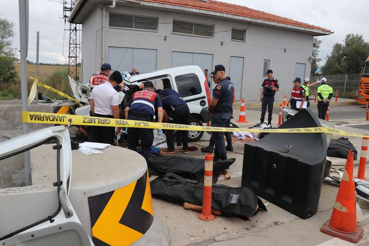Bolu'da feci kaza: Araç bariyerlere ok gibi saplandı! Ölü ve yaralılar var... 4