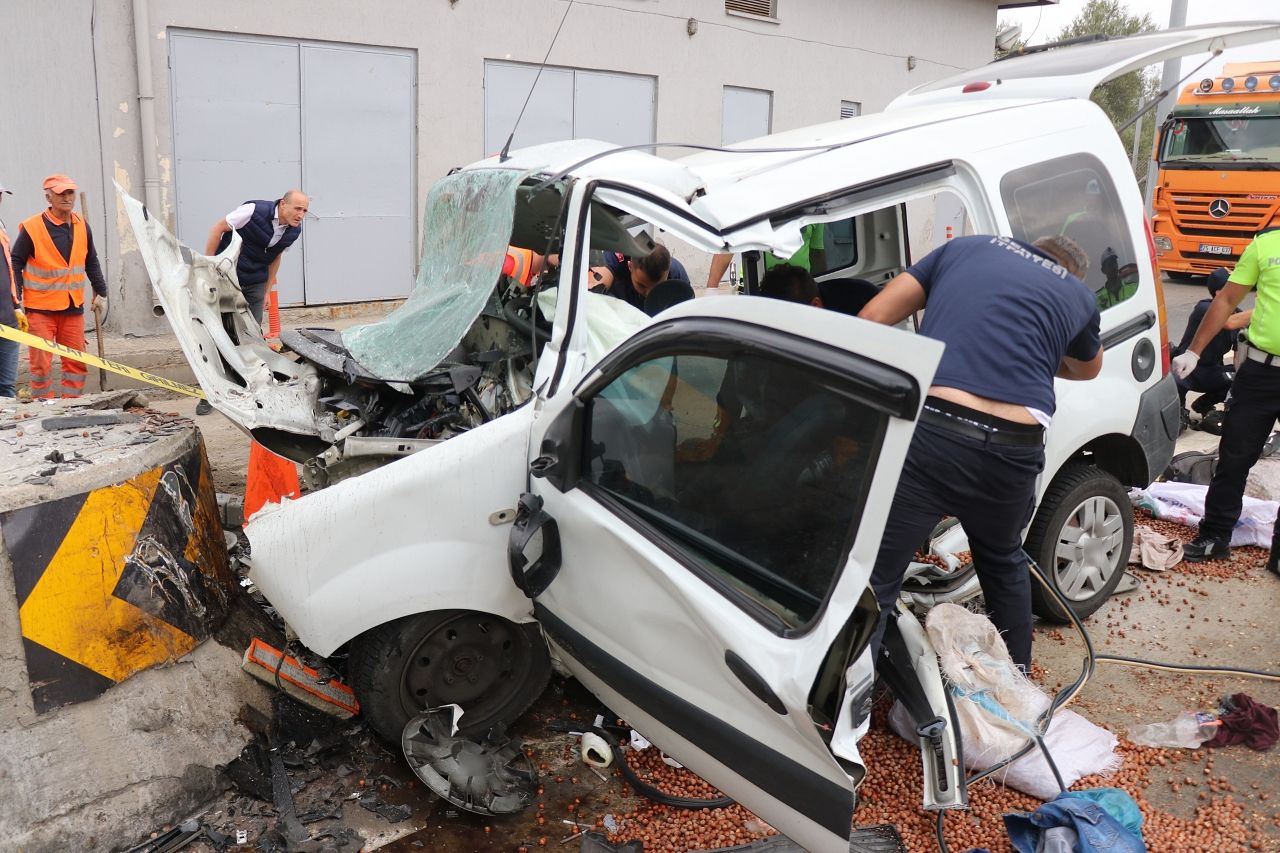 Bolu'da feci kaza: Araç bariyerlere ok gibi saplandı! Ölü ve yaralılar var... 2