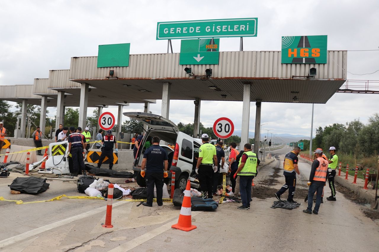 Bolu'da feci kaza: Araç bariyerlere ok gibi saplandı! Ölü ve yaralılar var... 3