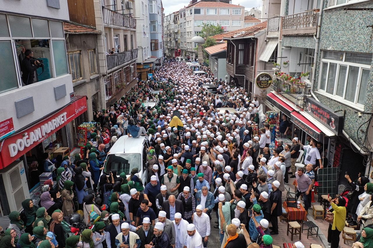Ömer Tuğrul İnançer son yolculuğuna uğurlandı: Cenazesi omuzlarda götürüldü... 3