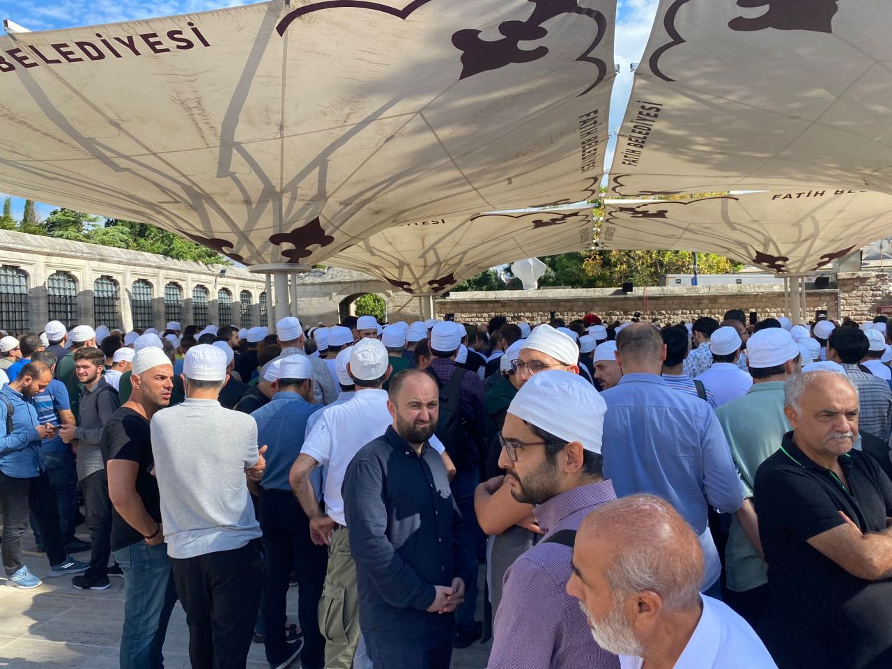 Ömer Tuğrul İnançer son yolculuğuna uğurlandı: Cenazesi omuzlarda götürüldü... 5