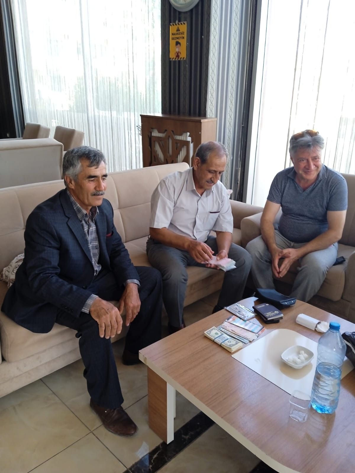 Yolda yürürken yarım milyona yakın para buldu! 2