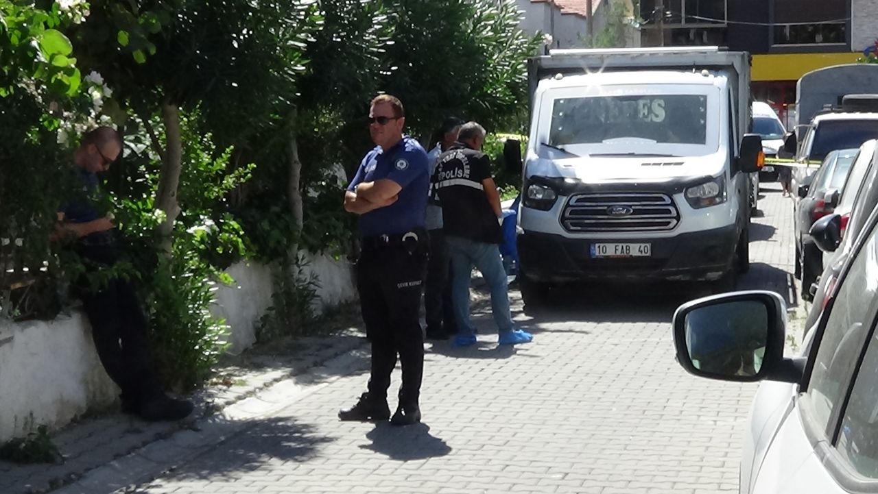 Geri manevra yapan kamyonetin altında can verdi! 4