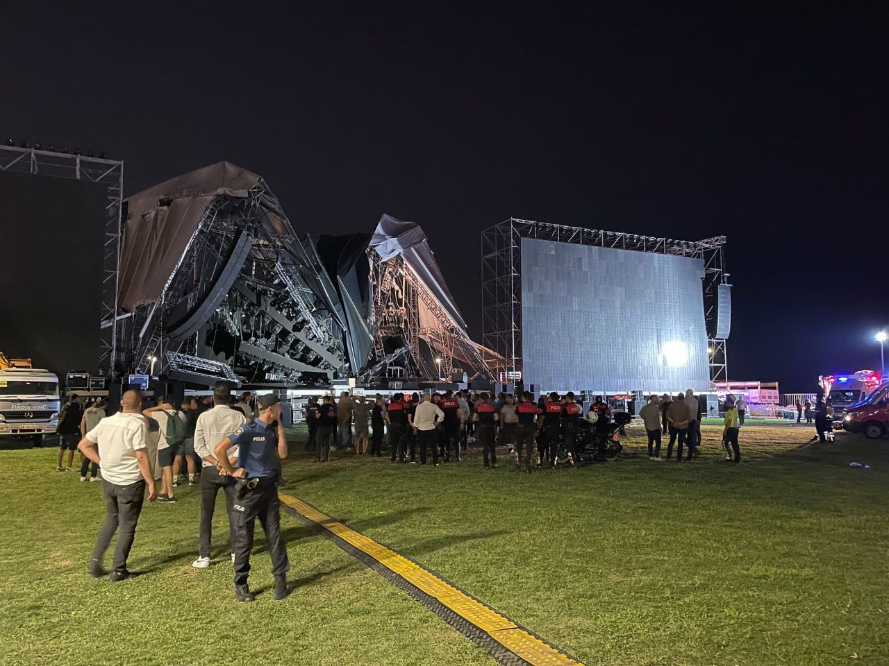 İzmir'de Tarkan konseri için kurulan sahne çöktü: 1 yaralı 4