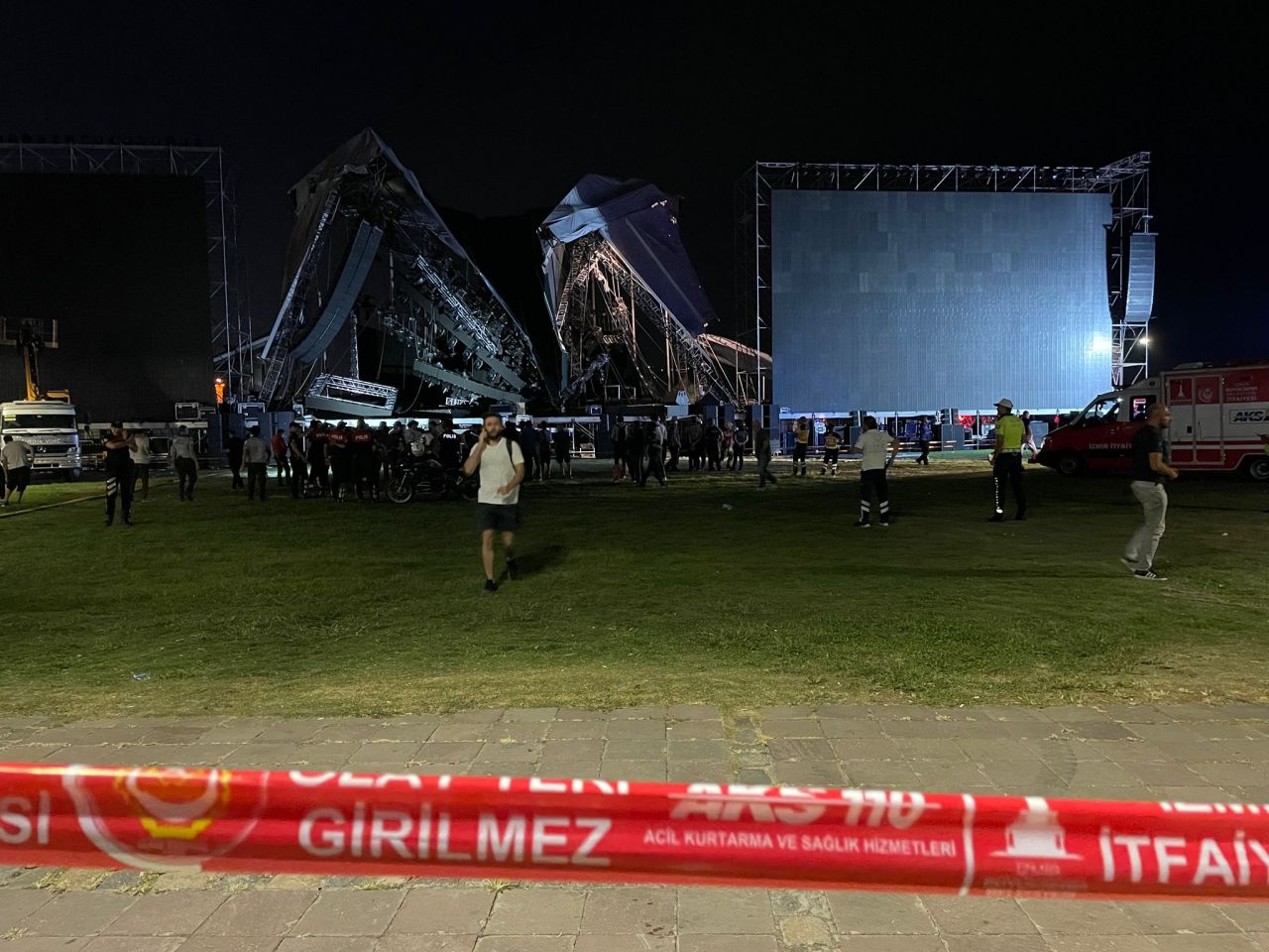 İzmir'de Tarkan konseri için kurulan sahne çöktü: 1 yaralı 5