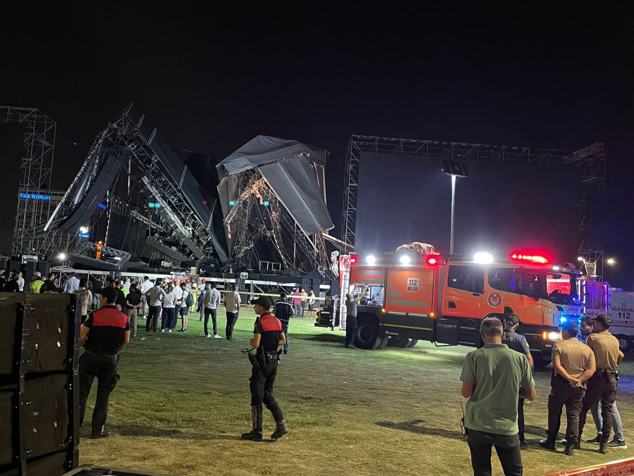 İzmir'de Tarkan konseri için kurulan sahne çöktü: 1 yaralı 6