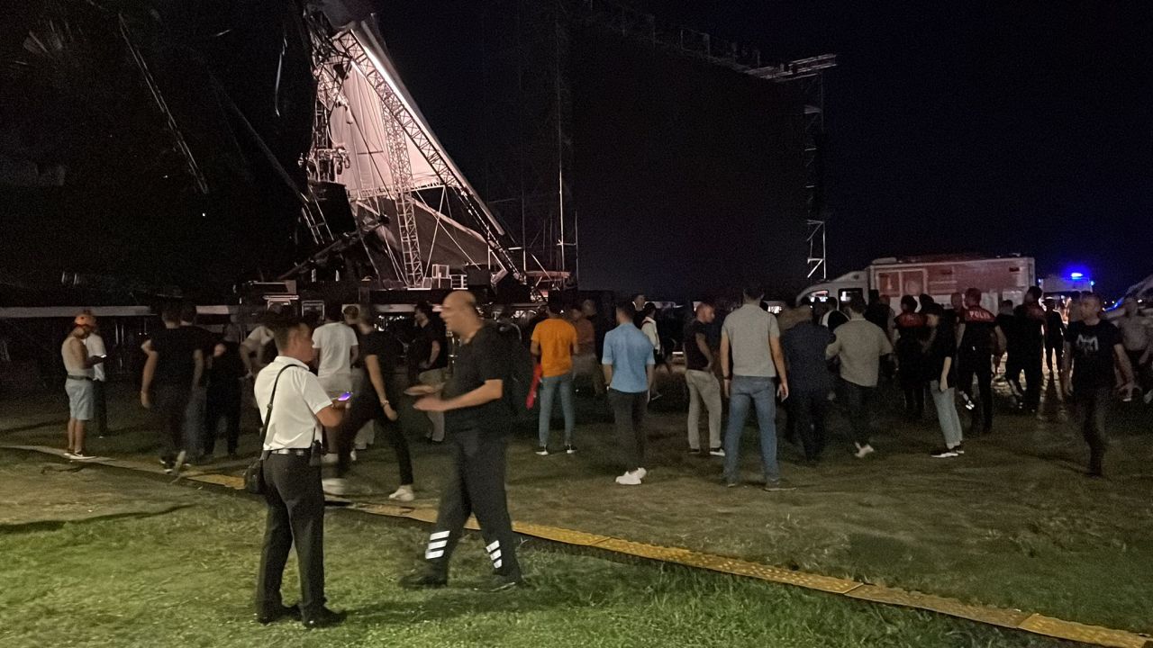 İzmir'de Tarkan konseri için kurulan sahne çöktü: 1 yaralı 7