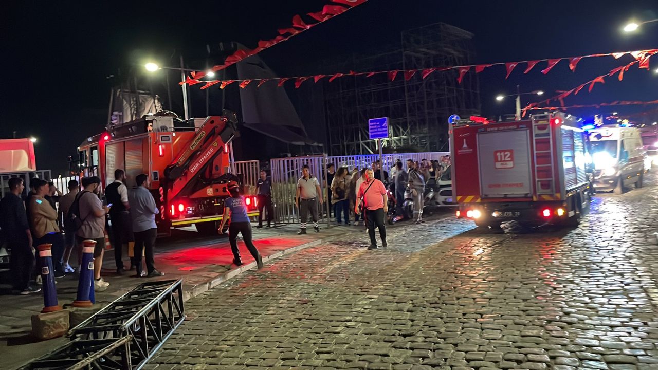 İzmir'de Tarkan konseri için kurulan sahne çöktü: 1 yaralı 8