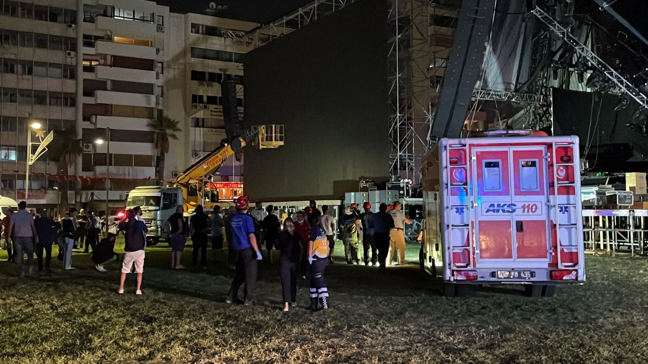 İzmir'de Tarkan konseri için kurulan sahne çöktü: 1 yaralı 10