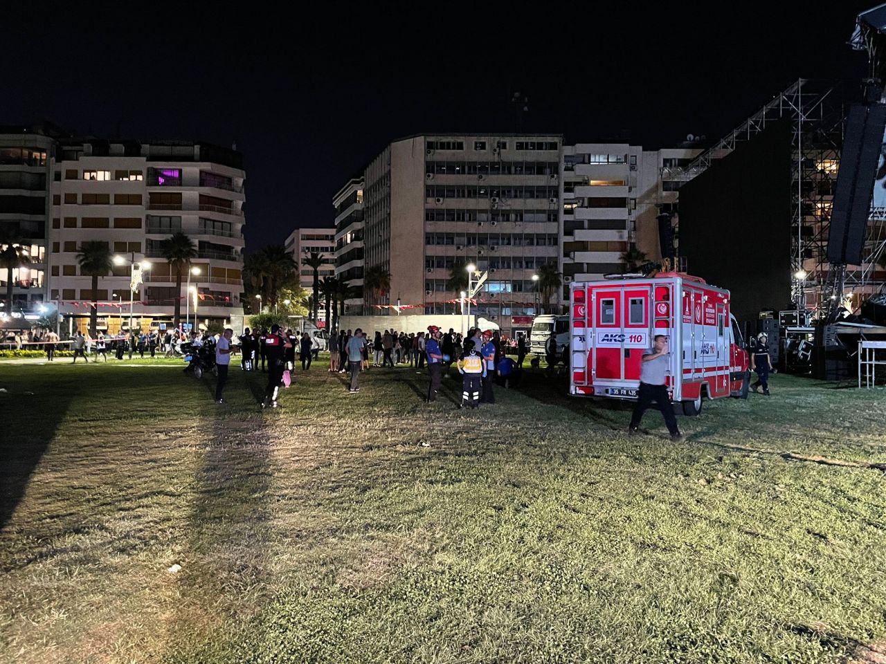 İzmir'de Tarkan konseri için kurulan sahne çöktü: 1 yaralı 11